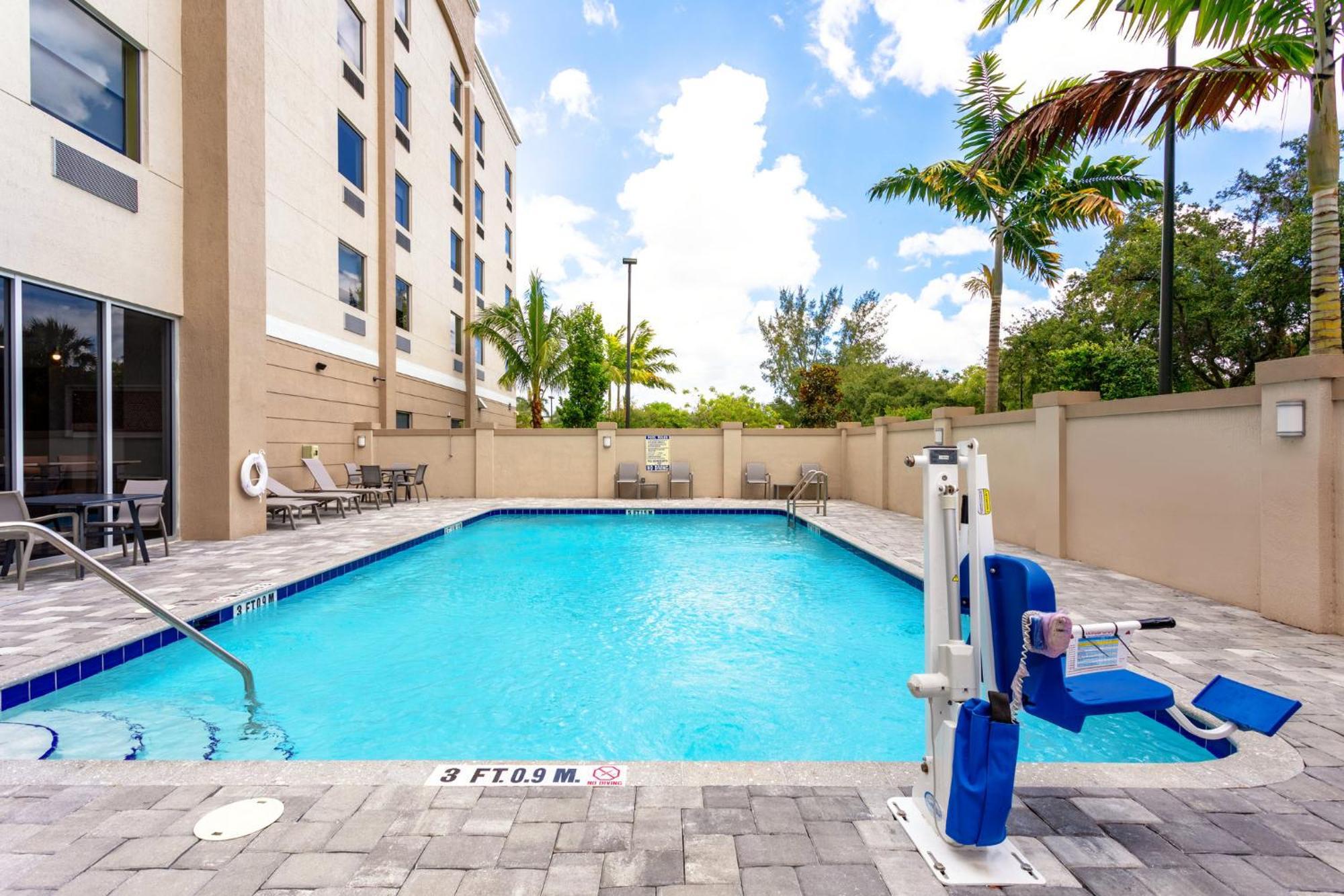 Holiday Inn Express & Suites - Miramar By Ihg Экстерьер фото